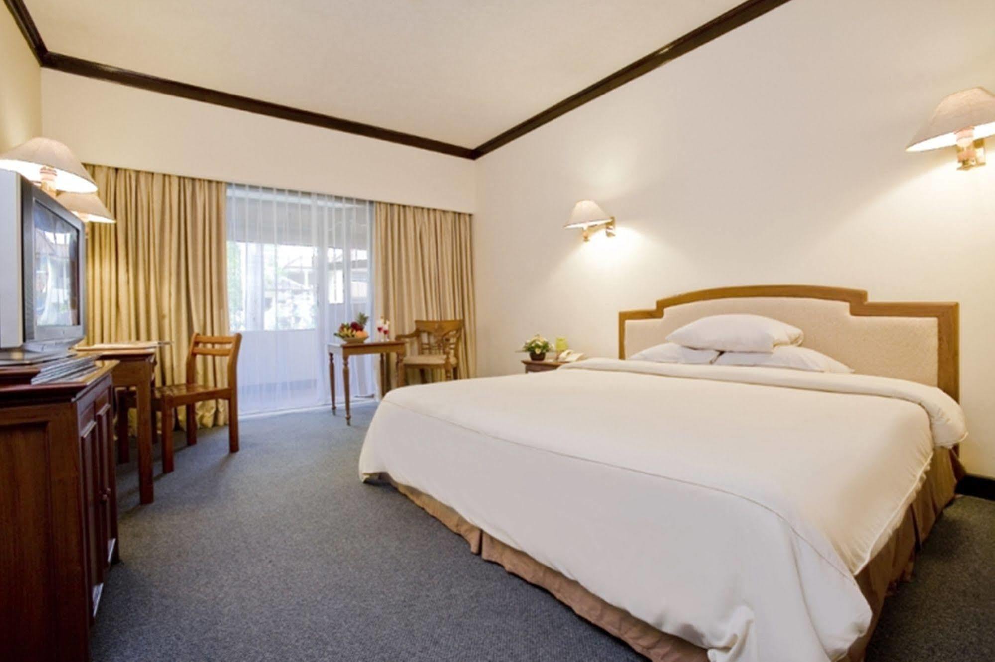 Grand Legi Hotel Матарам Экстерьер фото